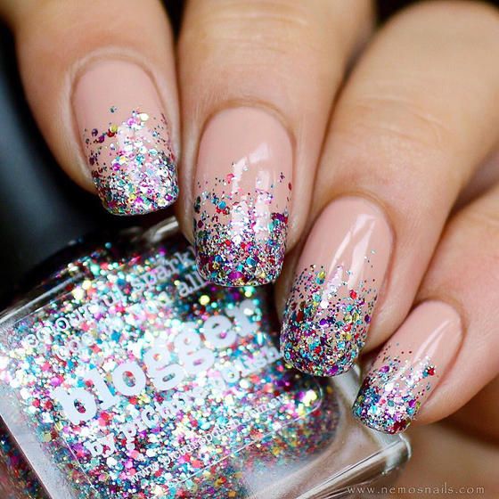 Manicura con punta en glitter de colores