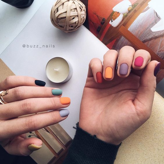 Manicura de colores arcoíris