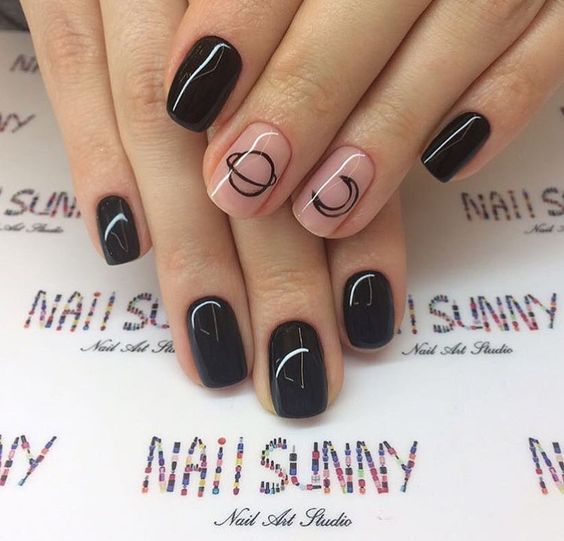 Manicura negra con stickers de planetas