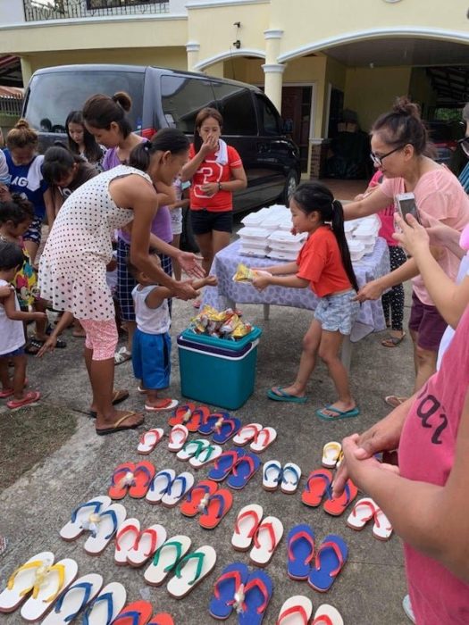 Niña entrega ayuda a personas necesitadas el día de su cumpleaños