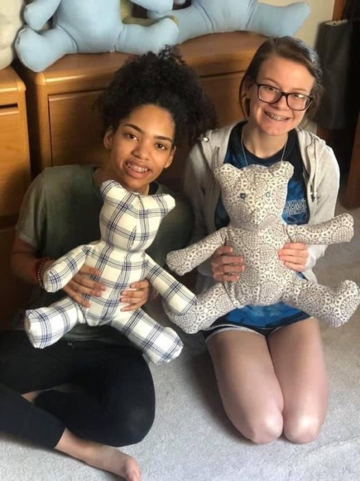 Pequeñas hacen peluches para regalarlos a quienes no pueden comprar uno