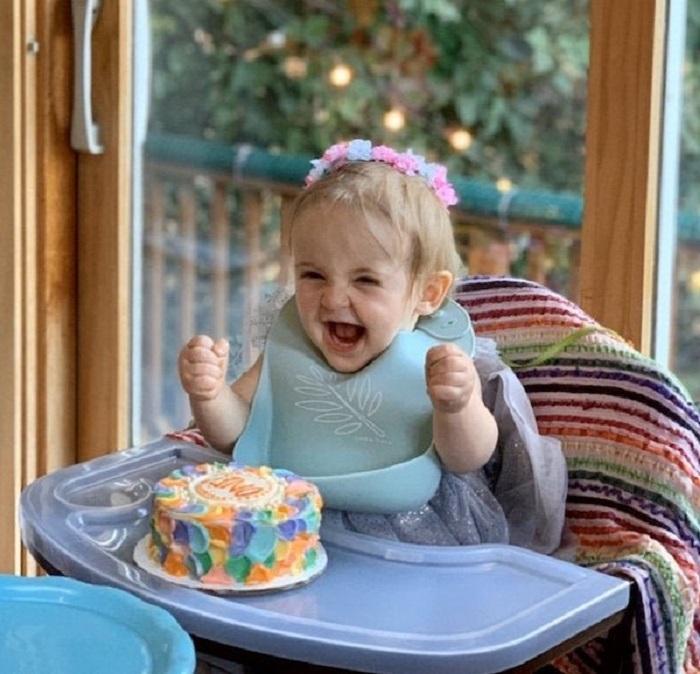 Niña se emociona al ver su primer pastel de cumpleaños
