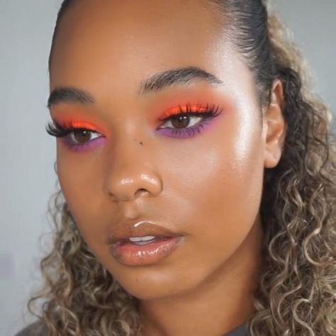 Chica con sombra neón naranja y morado