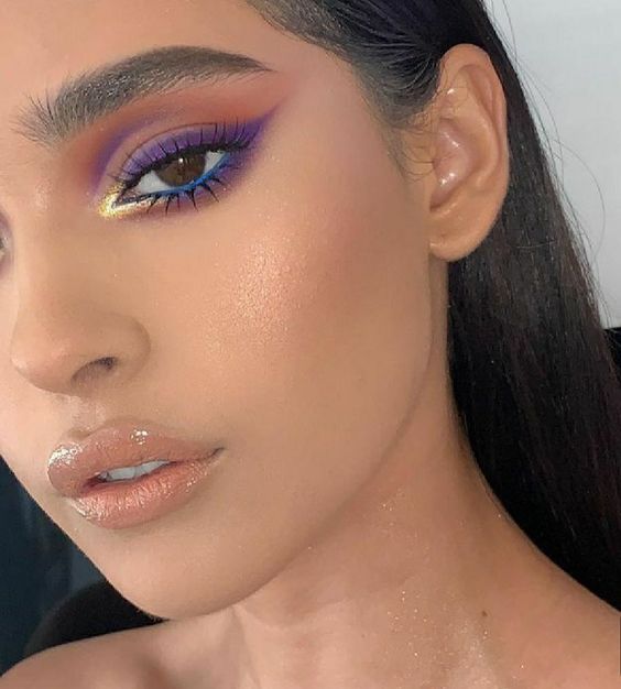 Chica con sombra neón morada y verde en el lagrimal