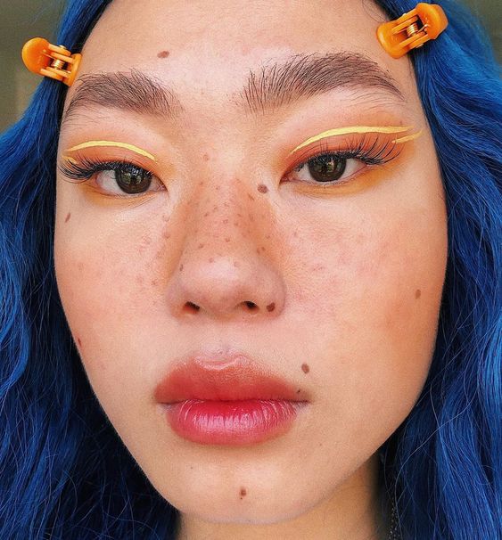 Chica asiática con sombra neón amarilla y naranja