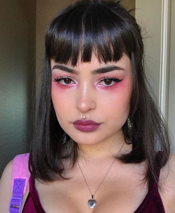 Chica con sombra neón rosa en la parte inferior