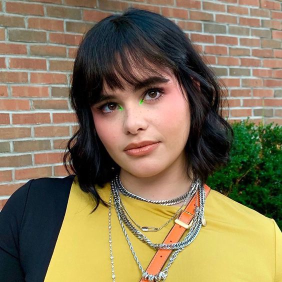 Barbi Ferreira con sombra verde neón en el lagrimal
