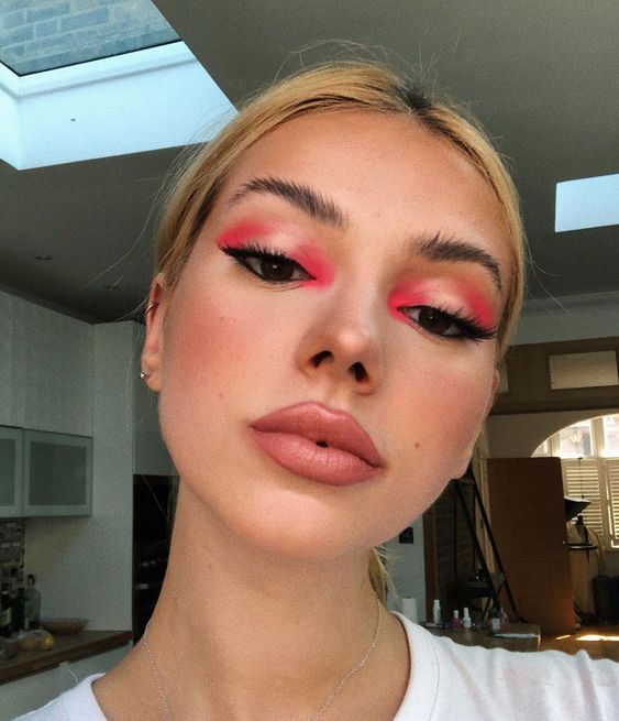 Chica con sombra neón rosa