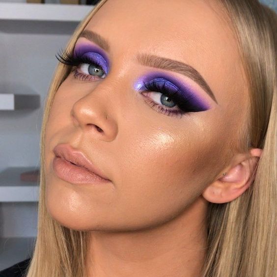 Chica con sombra neón morada intensa