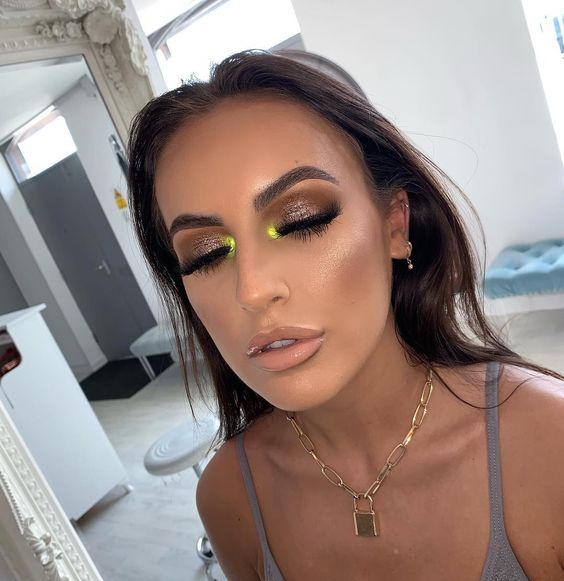 Chica morena con sombra verde en el lagrimal