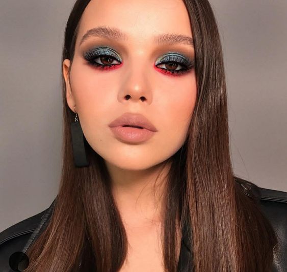 Chica con sombra neón verde y rosa