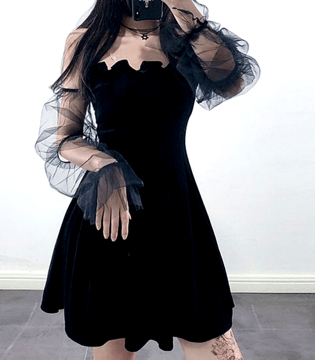 vestido negro de terciopelo con mangas semi-transparentes y escote ondulado