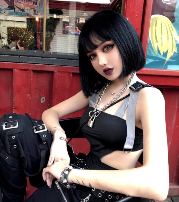 Looks aesthetic con cabello corto color negro, de hongo, con fleco, mujer con estilo rockero, oscuro, urbano, con collar de cadena, labios color vino
