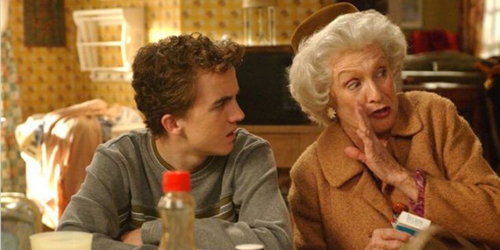 Escena de 'Malcolm el de en medio' donde Malcolm y su abuela conversan