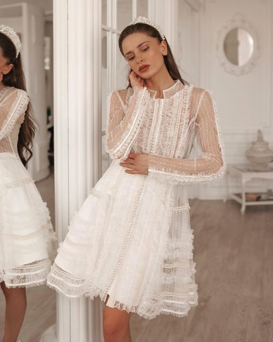 Chica con vestido de novia diseñado por Marionela, ideal para boda civil