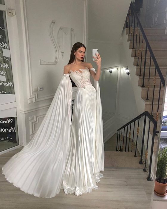 Chica con vestido de novia diseñado por Marionela plisado