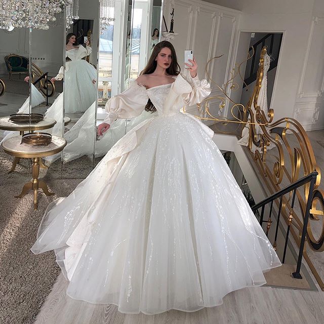 Chica con vestido de novia diseñado por Marionela con medio corse