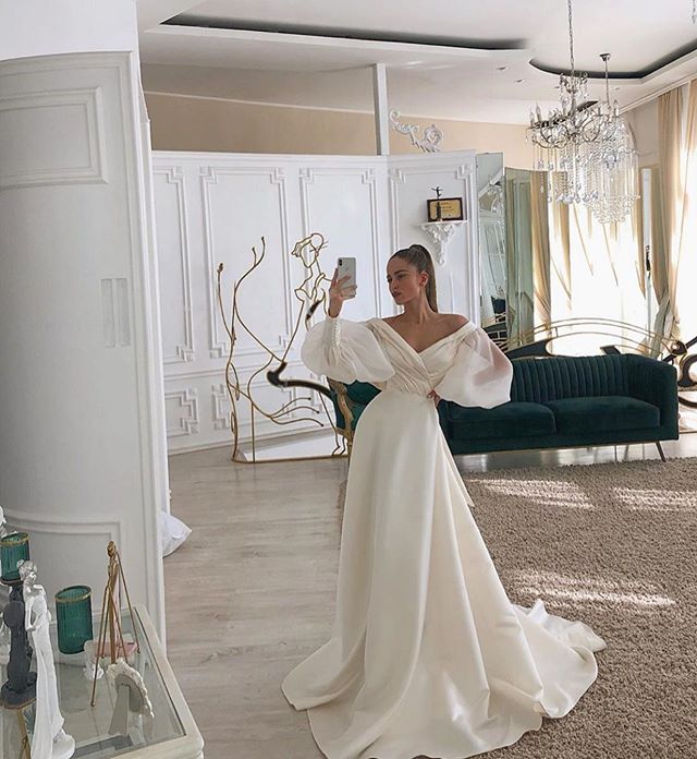 Chica con vestido de novia diseñado por Marionela con mangas amplias