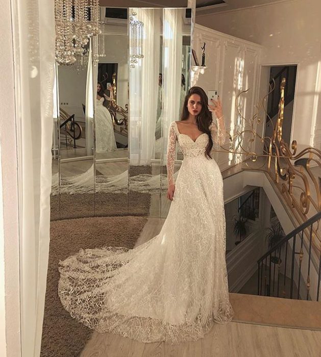 Chica con vestido de novia diseñado por Marionela con tul