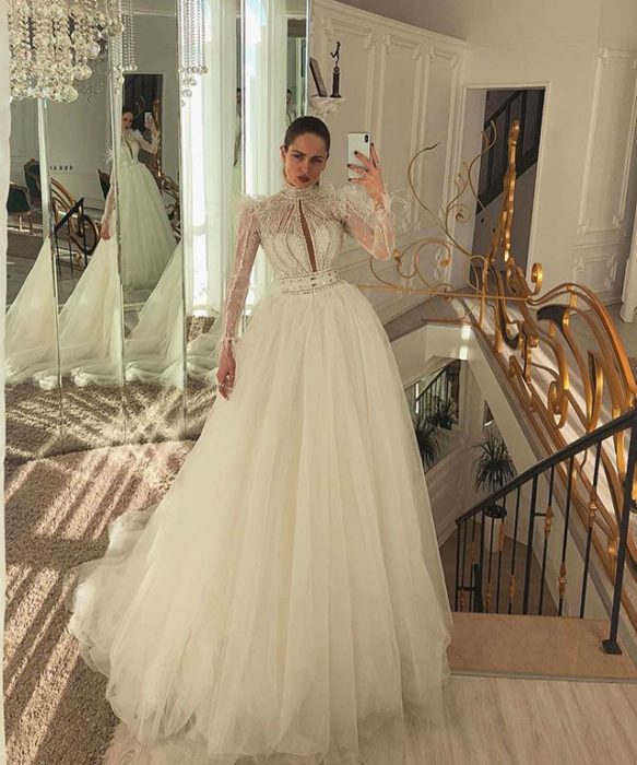 Chica con vestido de novia diseñado por Marionela con cuello alto