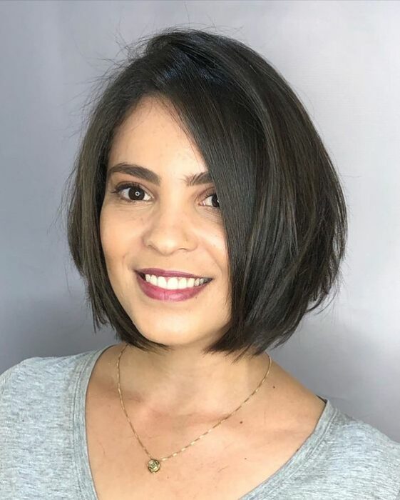 Mujer morena clara con melena corta