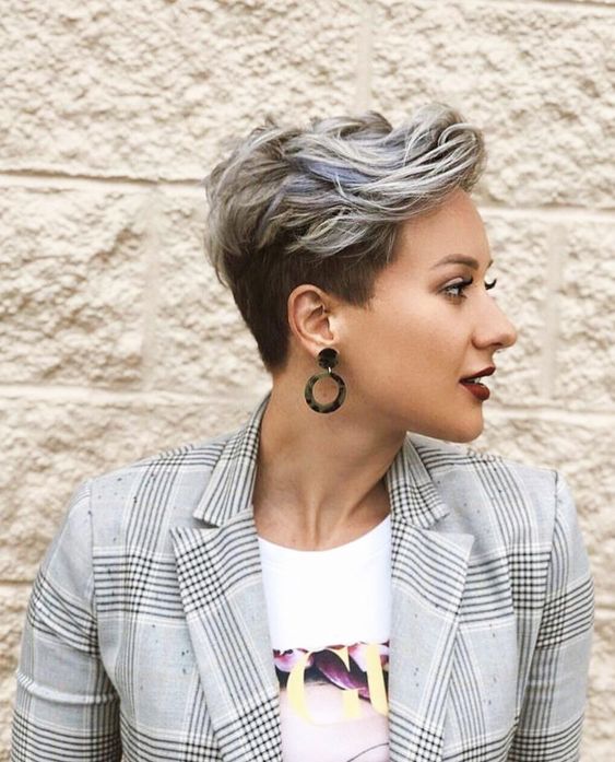 Chica mirando a un lateral con el cabello platinado estilo pixie