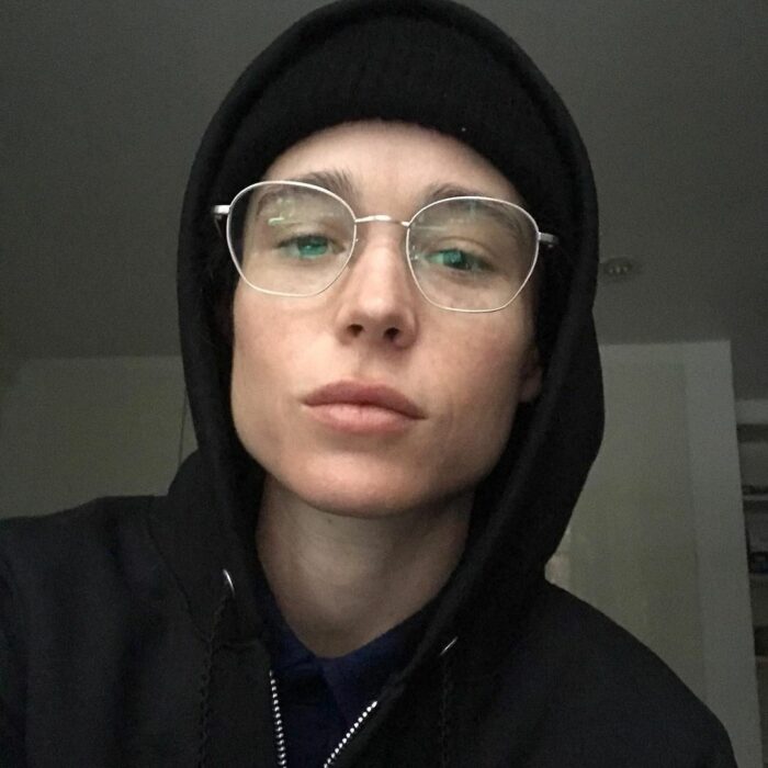 Elliot Page posando para una selfie
