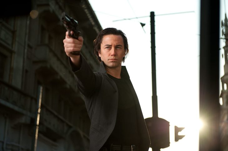 Joseph Gordon-Levitt interpretando a una versión más joven de Bruce Willis en la película Asesinos del futuro