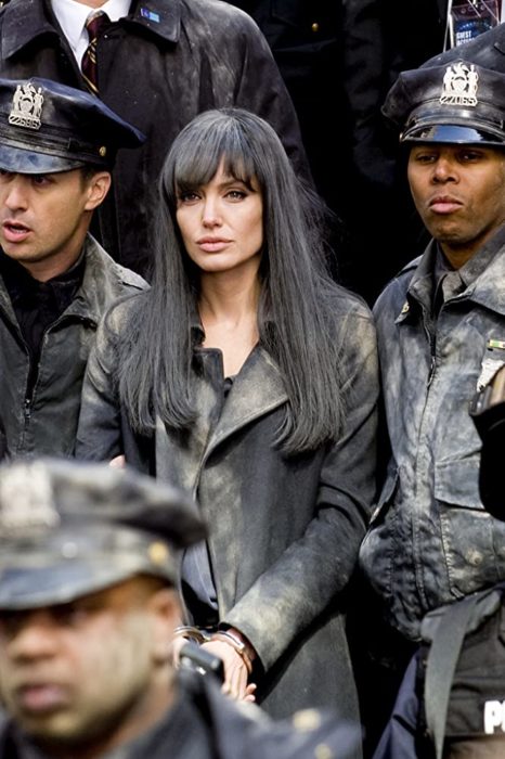 Angelina Jolie en la cinta Salt usando una peluca de color negro