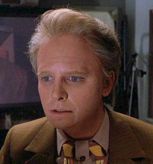 Michael J. Fox con el maquillaje de un anciano en la película Volver al futuro 2