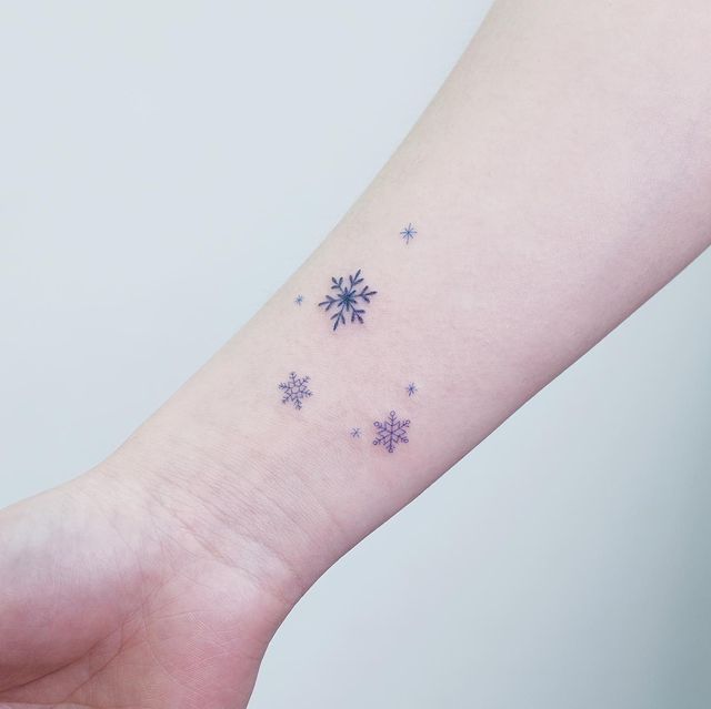 Tatuaje en el brazo copos de nieve
