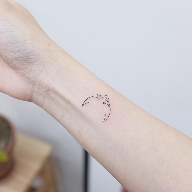 Tatuaje en el brazo de media luna