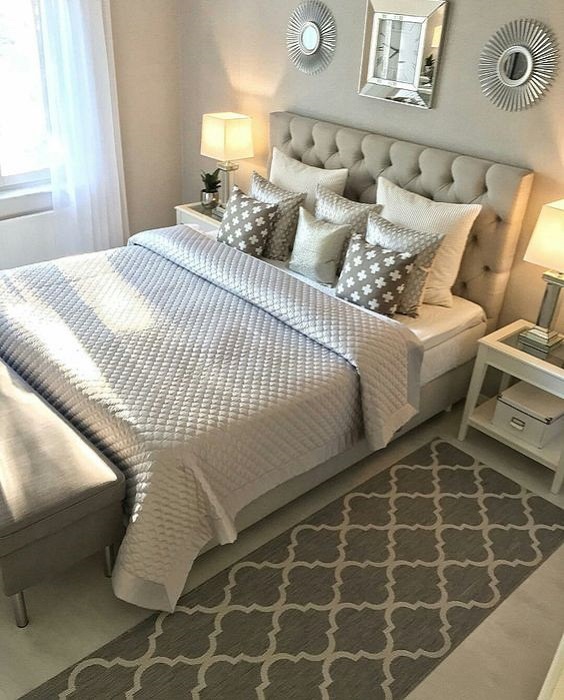 Cama en habitación con mesitas de noche y lámparas de noche encendidas
