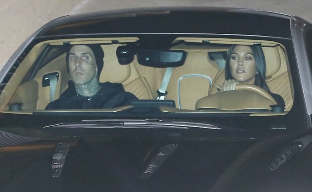 Kourtney Kardashian y Travis Barker paseando dentro de una camioneta