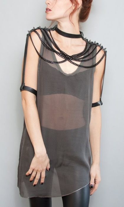 Cadenas negras sobre camisa transparente