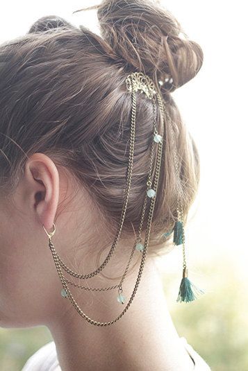 Cadenas con piedras verdes sobre el cabello