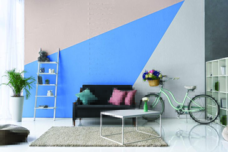 Pared pintada en tonos neutros en colores azul cielo, gris y rosa pálido estilo minimalista romántico