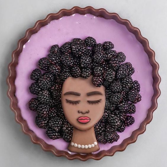 Tarta de zarzamora con queso crema decorada con fondant en forma de rostro femenino con cabellera de moras