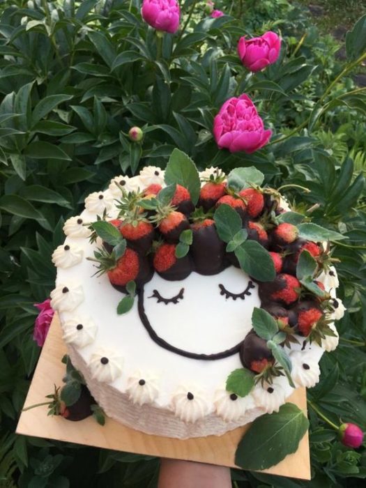 Pastel de vainilla decorado con fresas con chocolate que simulan una cabellera larga