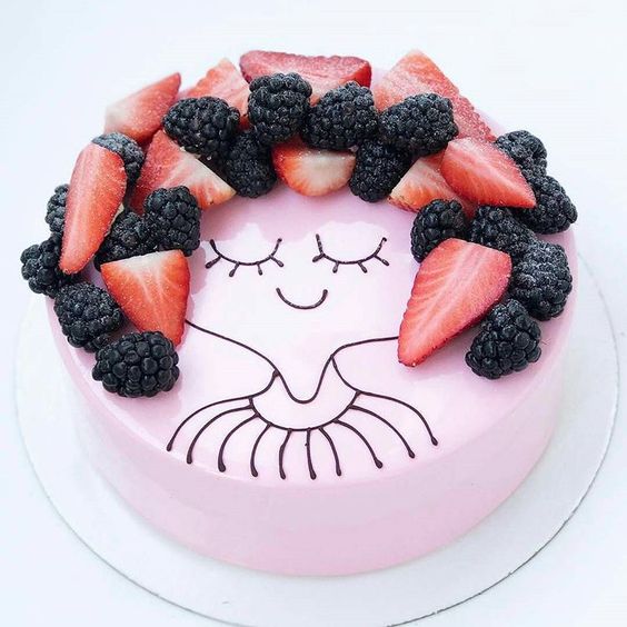 Pastel de fresa decorado con moras y rebanadas de fresas