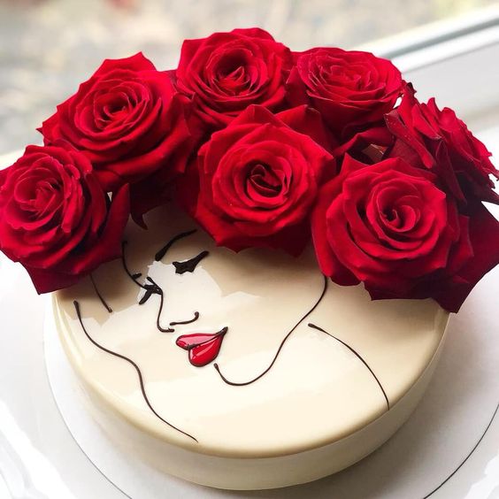 Pastel de vainilla adornado con rosas naturales