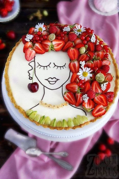 Pastel de vainilla decorado con fresas, margaritas, cerezas y crema de limón