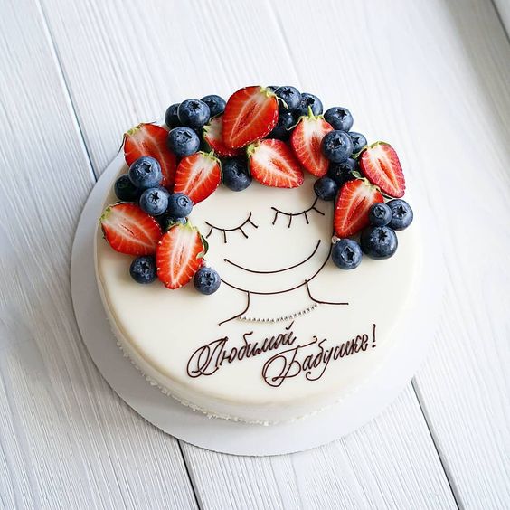 Pastel de vainilla decorado con fresas y arándanos