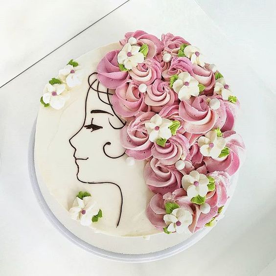 Pastel de vainilla decorado con betún de fresa en forma de rosas