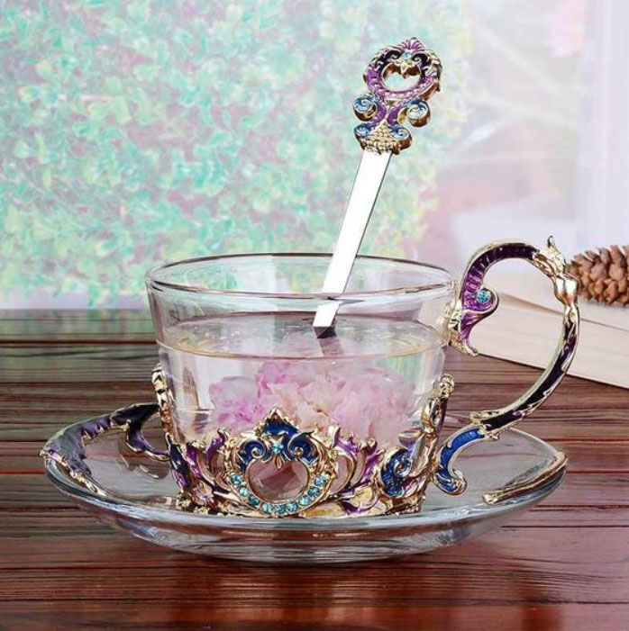 Taza para tomar el té, transparente con detalles rosados y lilas, tipo tornasol