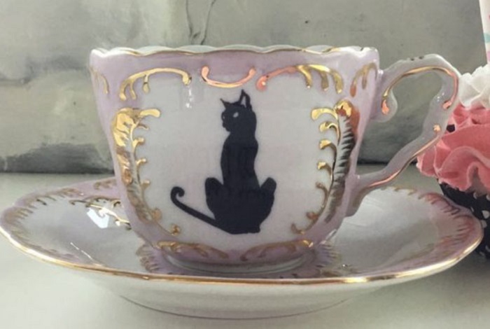 Taza para tomar el té, de color rosado con blanco, dorado y gato negro