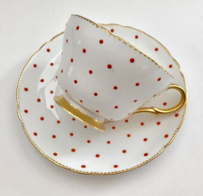Taza para tomar el té, de color blanco con lunares rojos