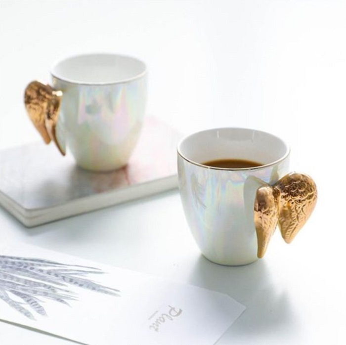 Taza para tomar el té, de color blanco tornasol con alas doradas
