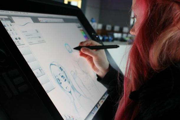 Chica realizando dibujos digitales