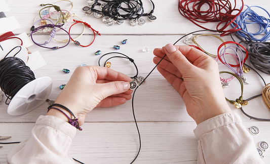Mujer elaborando joyería